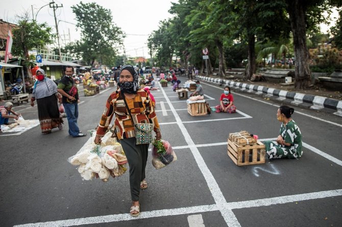 pasar tradisional sosial distancing di surabaya