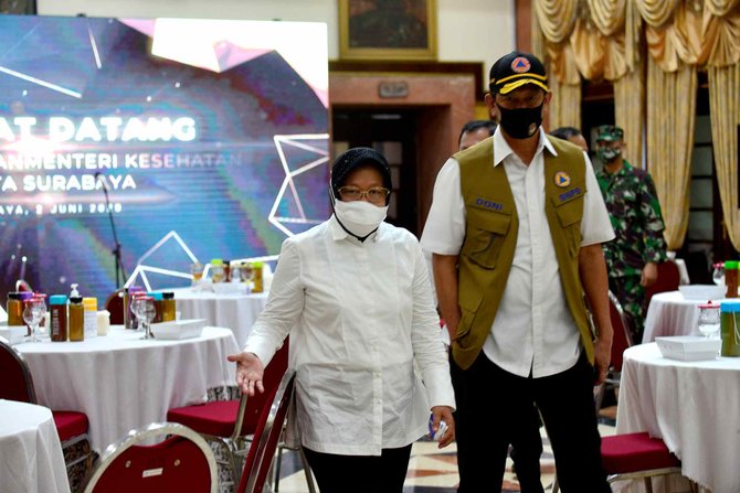 ketua gugus tugas covid 19 doni monardo dan wali kota surabaya tri rismaharini