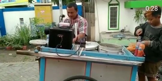 3 Fakta Tukang Cilok Di Gresik Yang Mendadak Viral Jualan Sambil Nge Dj Halaman 2 