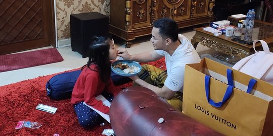 Potret Sirajuddin Suapi Makan Anaknya Pakai Tangan, Netizen Tanya Keberadaan Zaskia