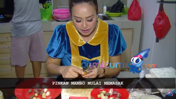 pinkan mambo kini jualan makanan dan cuci pakaian