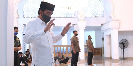 Kenakan Masker, Presiden Jokowi Salat Jumat di Masjid Baiturrahim Istana