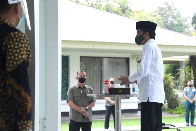 jokowi salat jumat