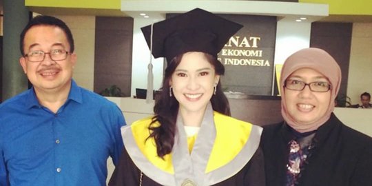 Ramaikan #WisudaLDR2020, Foto Wisuda Dian Sastro Bikin Salfok Warganet