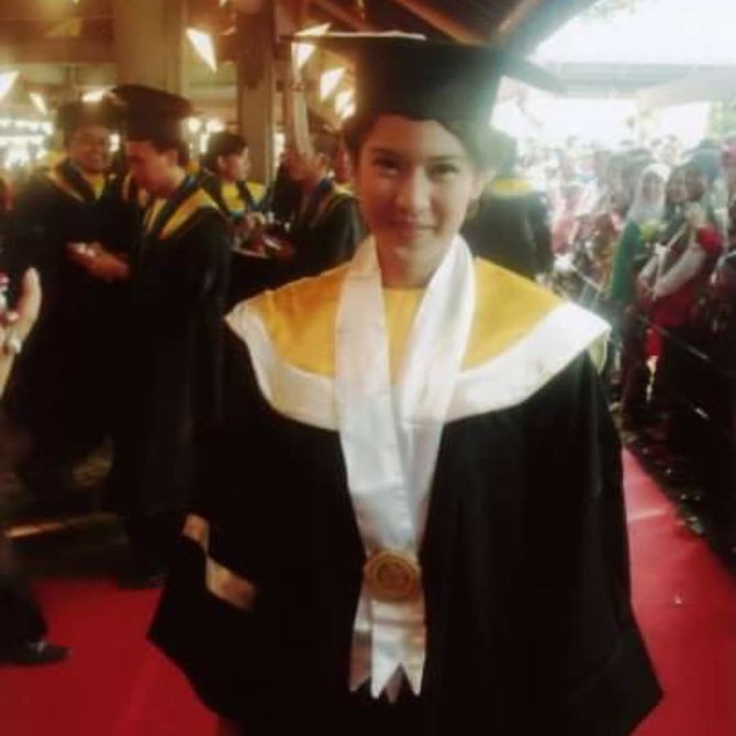 foto wisuda dian sastro