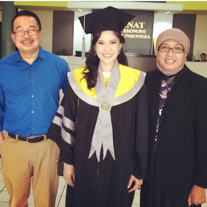 foto wisuda dian sastro