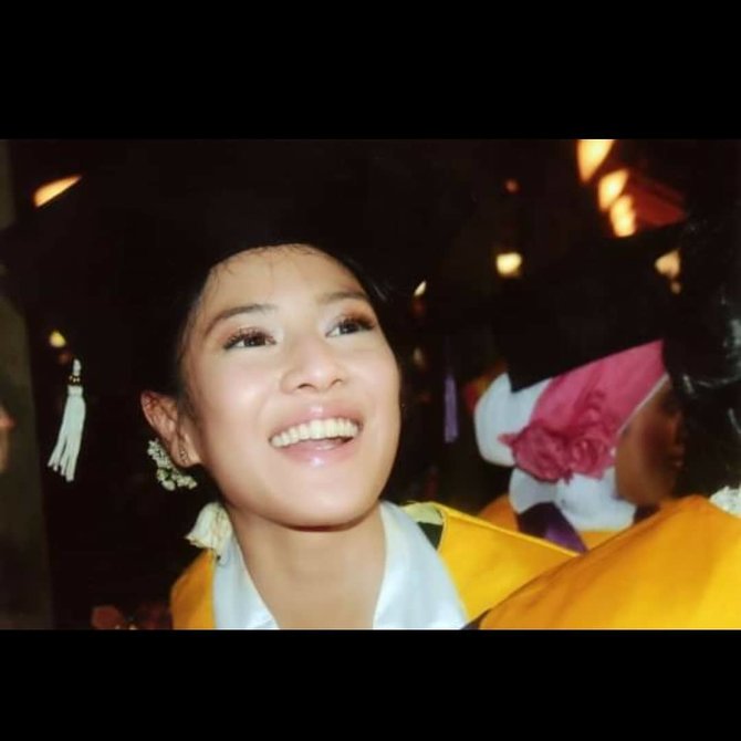 foto wisuda dian sastro