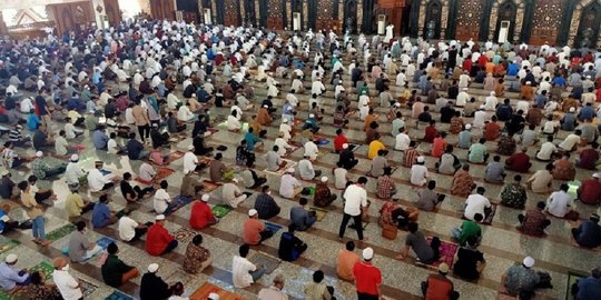 Terapkan Protokol Kesehatan, Jemaah Salat Jumat di Masjid At Tin Diberi Jarak 1 Meter