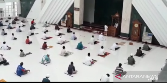 Kembali Gelar Salat Jumat, Jemaah Masjid KH Hasyim Asy'ari Membludak