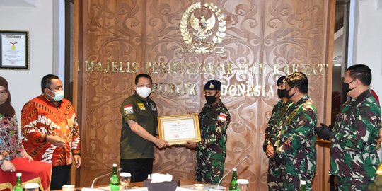 Relakan Uang THR Bantu Warga Terdampak Covid-19, 2 Anggota TNI Diganjar Penghargaan