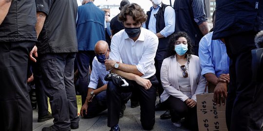 Aksi Justin Trudeau Ikut Berlutut Menentang Kematian George Floyd
