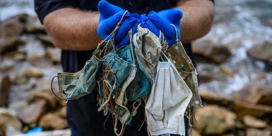 Sampah Masker Cemari Pantai di Hong Kong