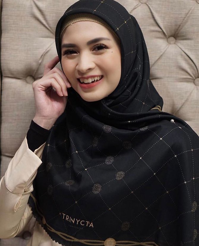 bergigi gingsul 10 seleb cantik ini selalu curi perhatian