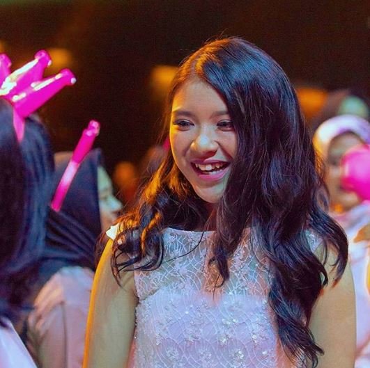 bergigi gingsul 10 seleb cantik ini selalu curi perhatian