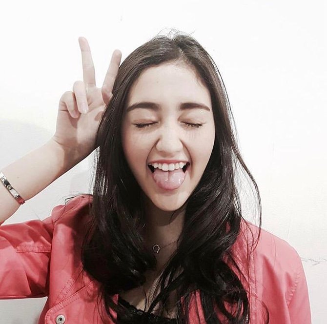 bergigi gingsul 10 seleb cantik ini selalu curi perhatian