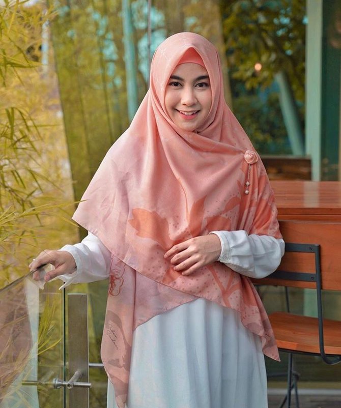 bergigi gingsul 10 seleb cantik ini selalu curi perhatian
