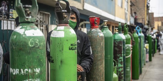 Kelangkaan Tabung Oksigen Landa Peru di Tengah Pandemi