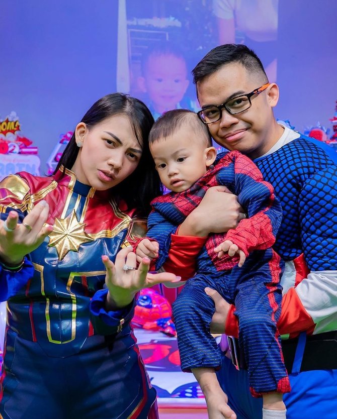 artis kenakan kostum saat anak ulang tahun