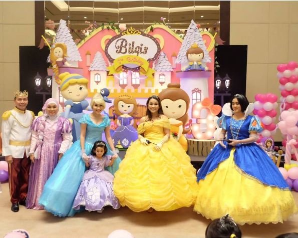 artis kenakan kostum saat anak ulang tahun