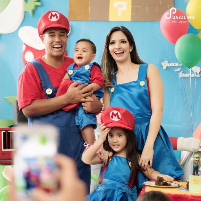 artis kenakan kostum saat anak ulang tahun