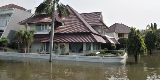 Banjir Rob Rendam Perumahan Pantai Mutiara Akibat Tanggul Jebol