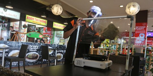 New Normal, Restoran di Mal Bekasi Pasang Pembatas Plastik