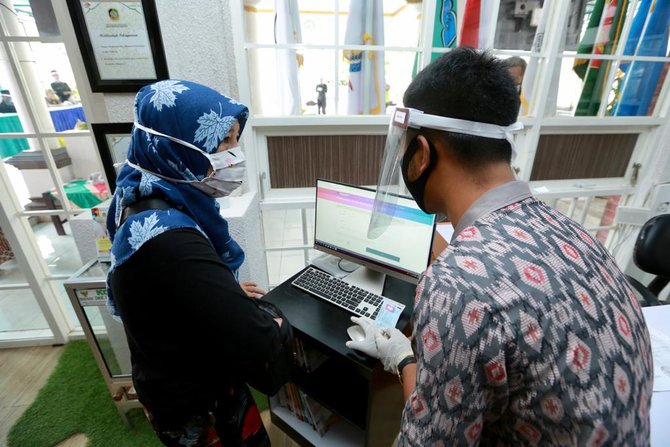 bupati banyuwangi abdullah azwar anas cek new normal pelayanan publik di kantor desa
