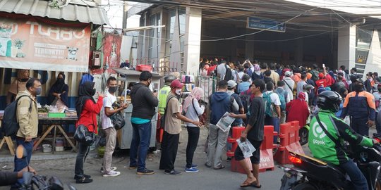 Antrean Penumpang Mengular di Stasiun Citayam