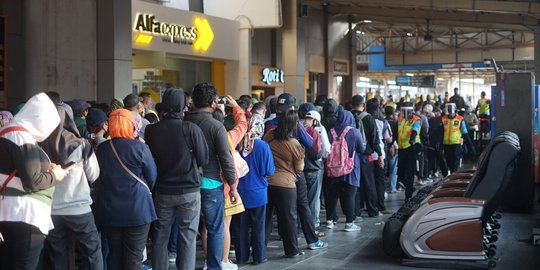 Transportasi Massal Padat, Perusahaan Belum Terapkan 2 Shift Jam Kerja