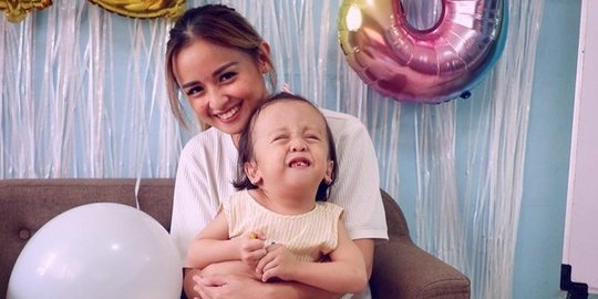 9 Potret Cantik Zio, Putri Bungsu Joanna Alexandara yang Berkebutuhan Khusus