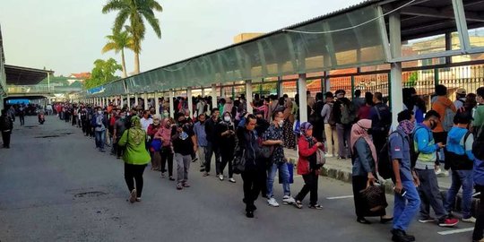 Antrean Panjang di Stasiun Bogor, Banyak Calon Penumpang Batal Naik Kereta