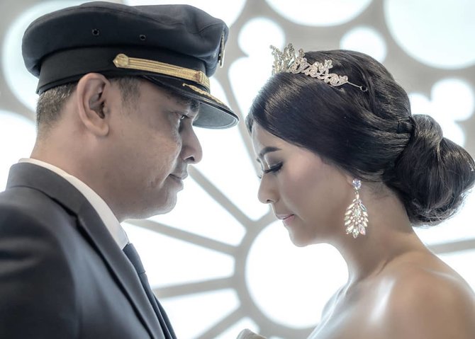pernikahan mendadak puteri indonesia dengan pilot senior