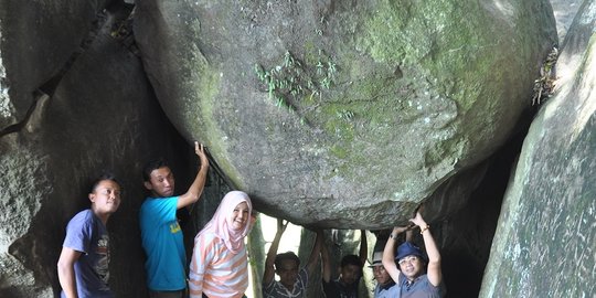 Pesona Watu Gandul di Bojonegoro, Ada Batu Jumbo Menggantung di Balik Pepohonan