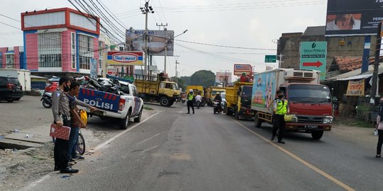 Ban Pecah, Mobil Ambulans Bawa Jenazah Terguling di Jalan Serang-Cilegon