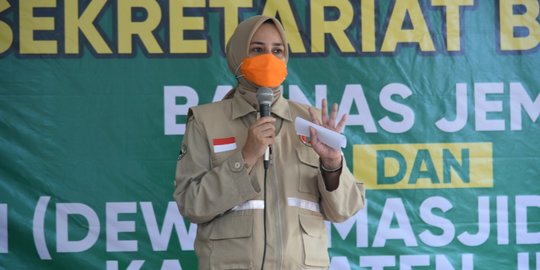 Gaya Anggota DPRD Kritik Bupati Jember, Pakai Pelampung hingga Cukur Gundul