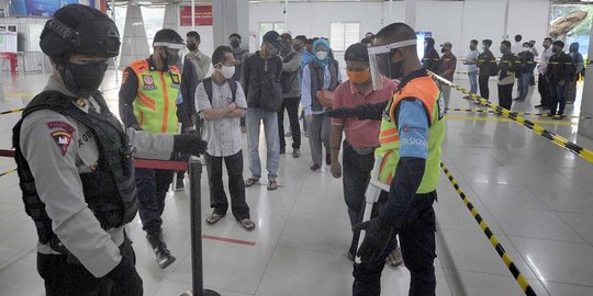 Aparat Gabungan Tertibkan Antrean di Stasiun Bogor