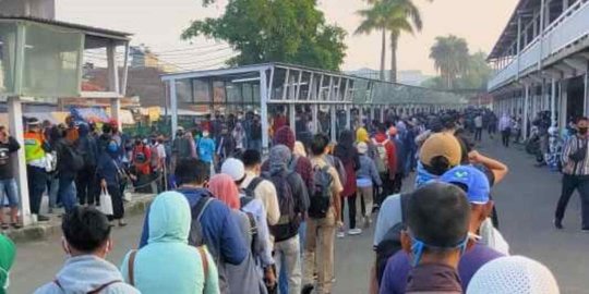 Pagi Ini, Antrean Penumpang KRL Masih Mengular di Stasiun Bogor