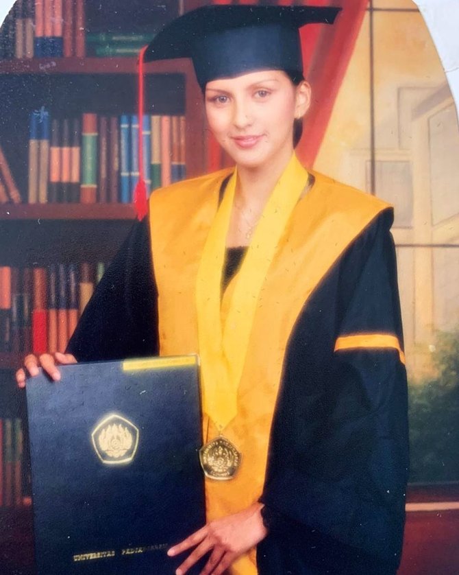 foto wisuda donna agnesia