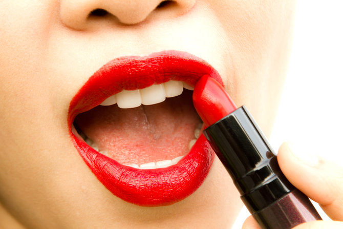 ilustrasi lipstik merah