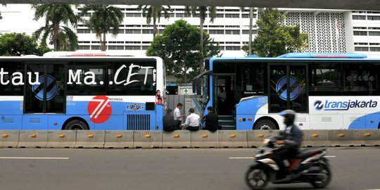 Transjakarta Tetap Batasi Penumpang 50 Persen