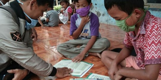 Perjuangan Guru SD Honorer di Selatan Cianjur Datangi 10 Rumah Siswa Tiap Hari