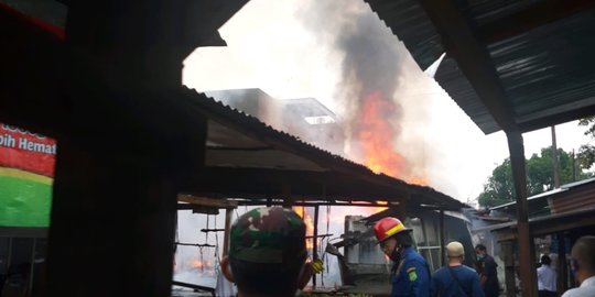 8 Rumah di Permukiman Padat Kota Medan Hangus Terbakar