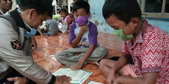 Minim Akses Internet, Guru Honorer di Cianjur ini Datangi Rumah Siswa Satu Persatu