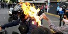 Detik-Detik Polisi Meksiko Dibakar Pendemo