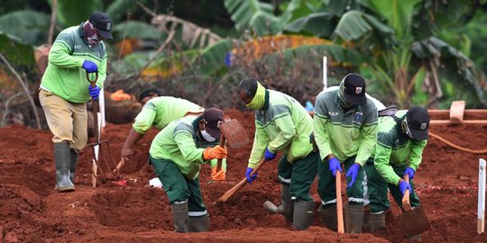 Kisah Pilu Penggali Makam Jenazah COVID-19, Upah Tak Kunjung Cair Hingga Mogok Kerja