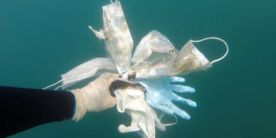 Penampakan Masker dan Sarung Tangan Cemari Laut Mediterania