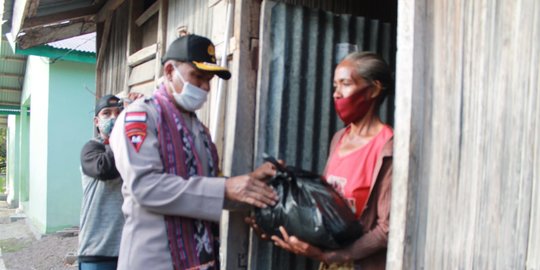 Polri Bagikan Sembako ke Warga Eks Timor-Timur di NTT