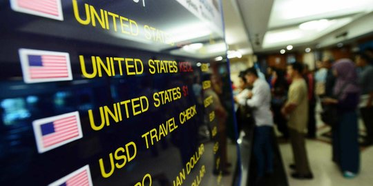 Dibuka Menguat, Rupiah Bergerak Melemah ke Rp13.982 per USD