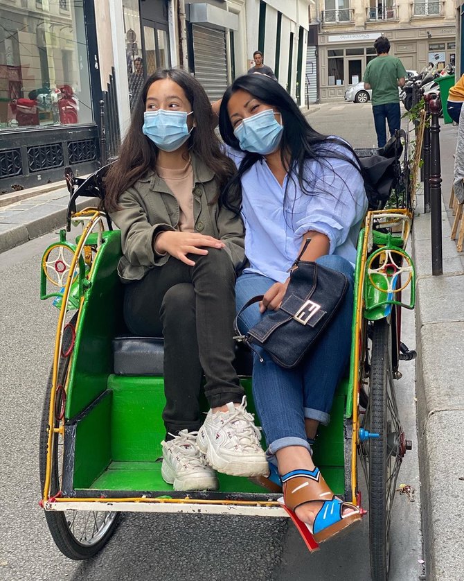 anggun c sasmi naik becak di paris