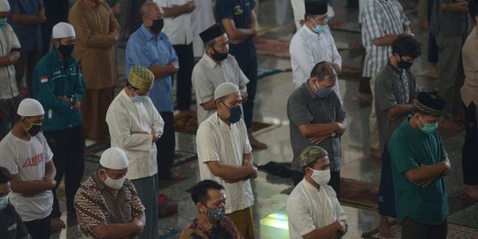 Kemenag: Kami Dapat Laporan Sejumlah Jemaah Salat Jumat Tidak Jaga Jarak
